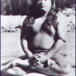 Paramahansa Yogananda (1893 - 1952) em padmasana, a postura da flor de lótus