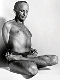 Professor Hermógenes em badhapadmasana na década de 1960