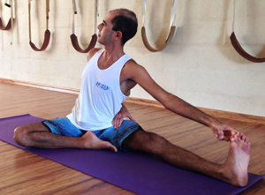 Cristiano Bezerra em preparatório do janusirshasana na sala de Yoga do Ar+Zen. Foto por Ana Lorena Magalhães em 2013.