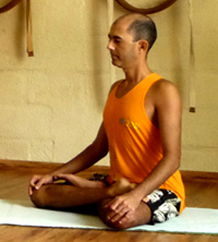 Cristiano Bezerra em padmasana na sala de Yoga do Ar+Zen. Foto por Cristiane Brito em 2013.