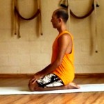 Cristiano Bezerra em vajrasana na sala de Yoga do Ar+Zen. Foto por Cristiane Brito em 2013.