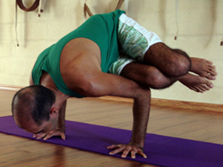 Cristiano Bezerra em parshvabakasana na sala de Yoga do Ar+Zen. Foto por Raphaella Quintela em 2013.