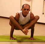 Cristiano Bezerra em bhujapidasana na sala de Yoga do Espaço Núcleo Sol. Foto por Paola Marques em 2014.